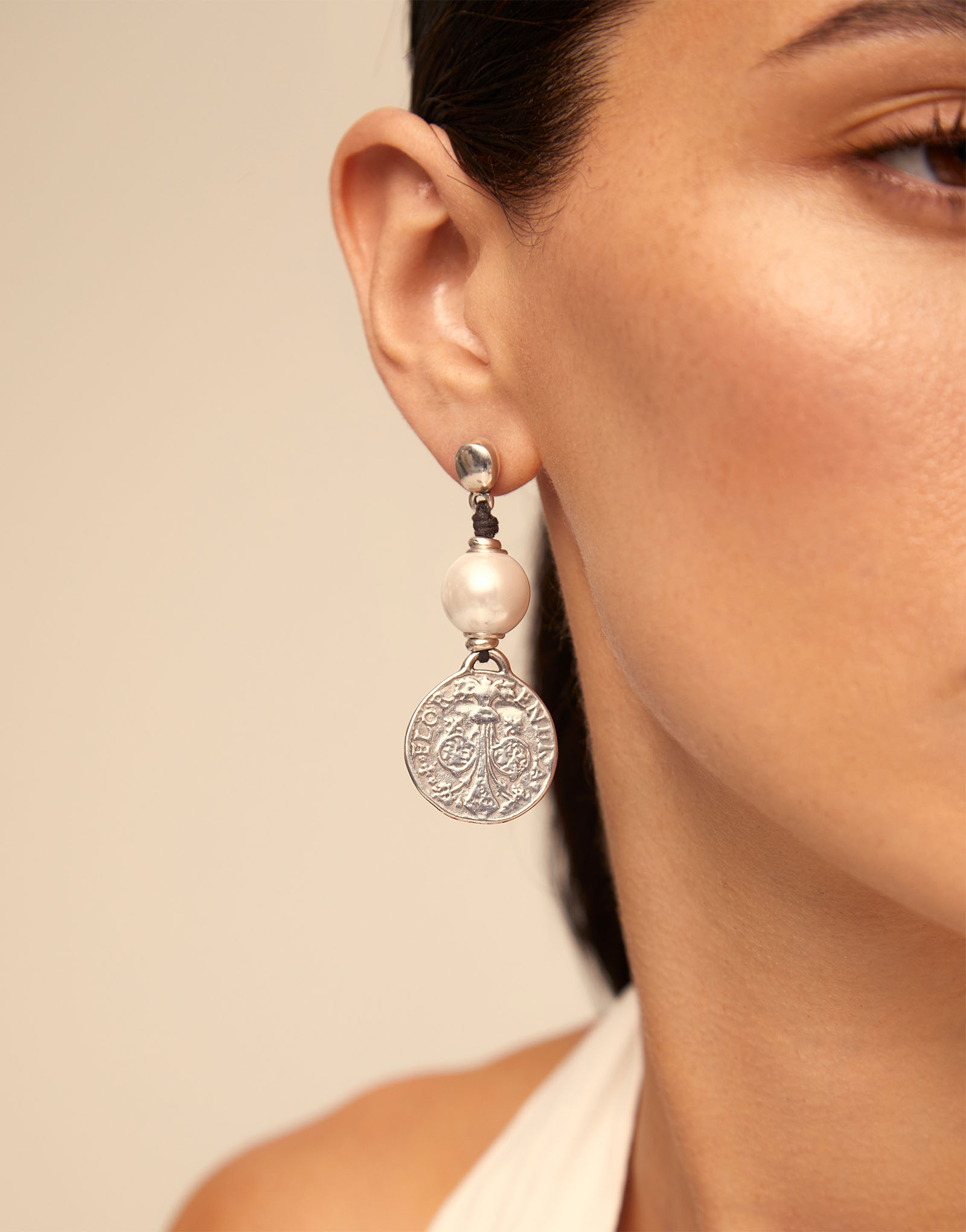 Boucles d’oreilles plaquées argent en cuir avec perle, Argent, large image number null