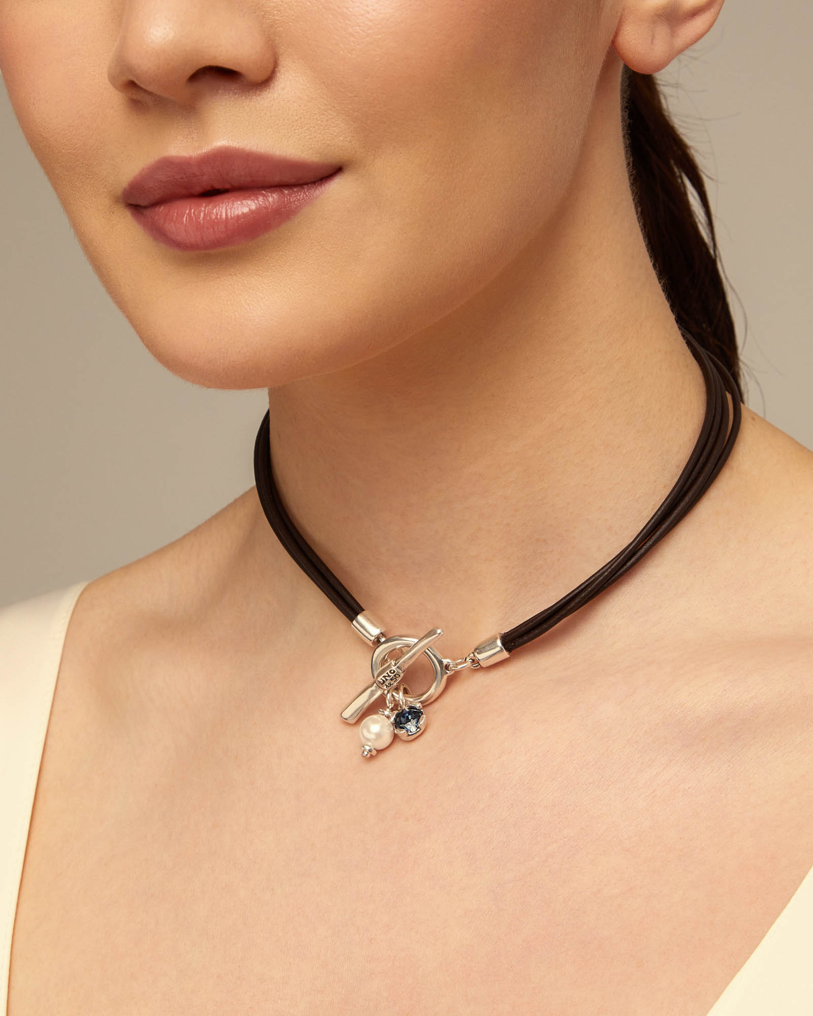 Collar de cuero con cierre central con charm de perla y cristal., Plateado, large image number null
