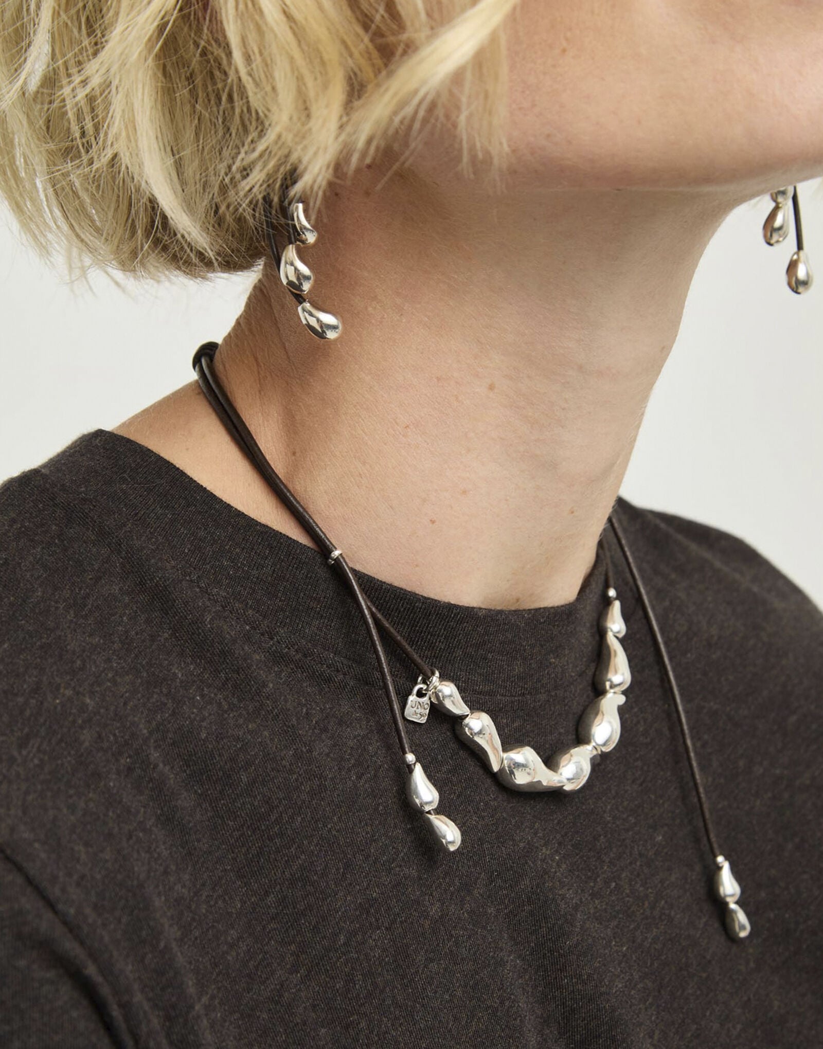 Leather necklace with intertwined drops