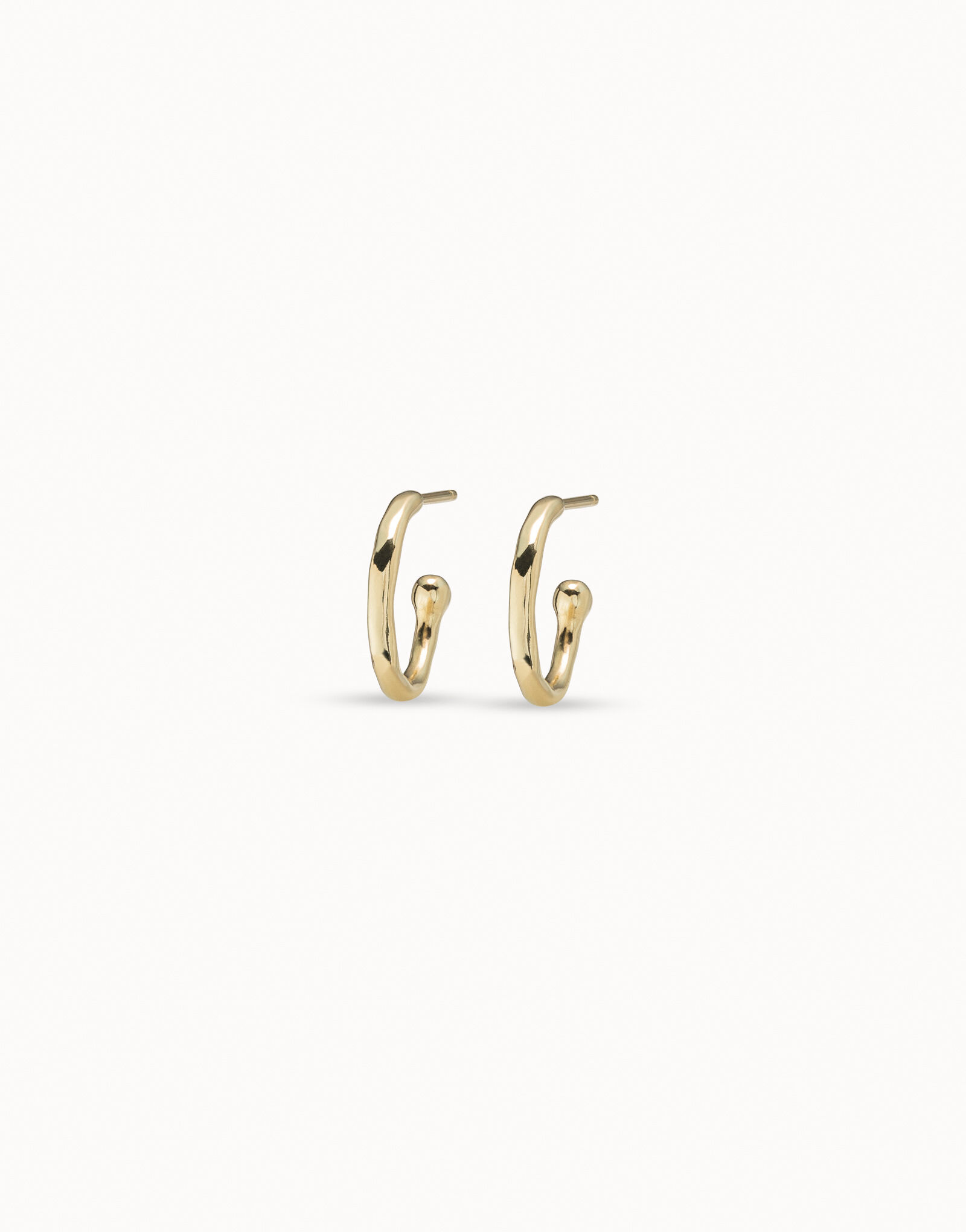 Orecchini a cerchio placcati in oro 18k.