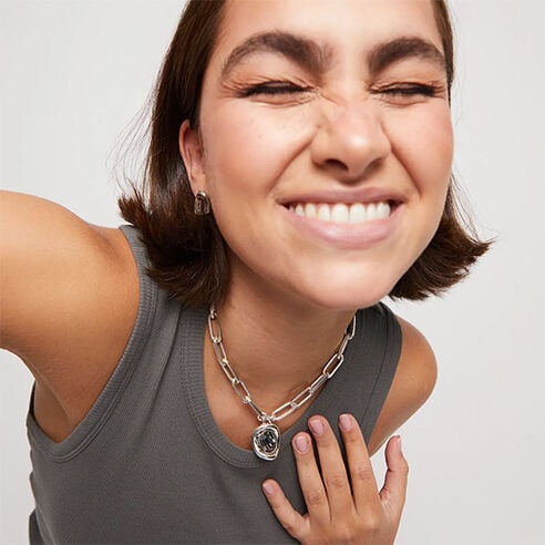 Subtle Sparkle: How to Style Minimalist Necklaces