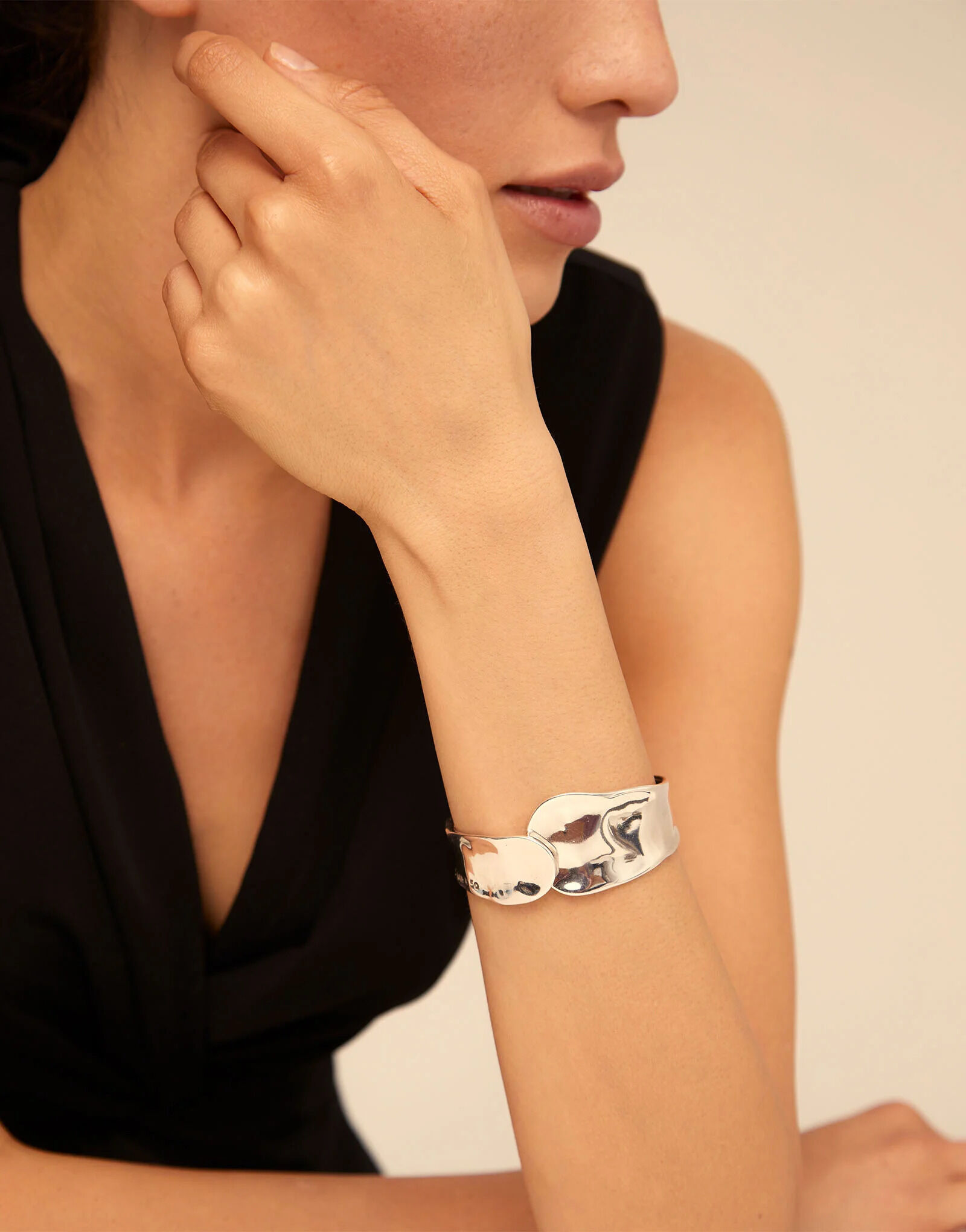 Brazalete ba&ntilde;ado en plata de ley de estilo minimalista mujer