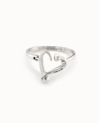 Pulsera bañada en plata de ley con corazón clavado, muelle visible.