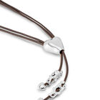 Cadena de cuero con figuras ba&ntilde;adas en plata de ley. Coraz&oacute;n ajustable en el centro.