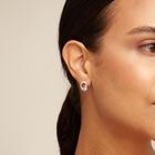 Aretes peque&ntilde;os ba&ntilde;ados en plata de ley con forma de &oacute;valo y cristal color gris claro