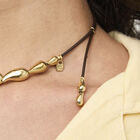 Collier en cuir aux gouttes dor&eacute;es entrelac&eacute;es