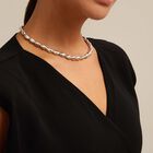 Collar de cuentas ovaladas ba&ntilde;adas en plata de ley.