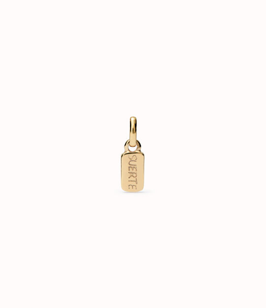 Charm placcato oro 18k con parola “suerte”.