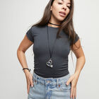 Collier long en forme de cordon effet soie et c&oelig;ur plaqu&eacute; argent et cristal bleu