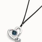 Collier long en forme de cordon effet soie et c&oelig;ur plaqu&eacute; argent et cristal bleu