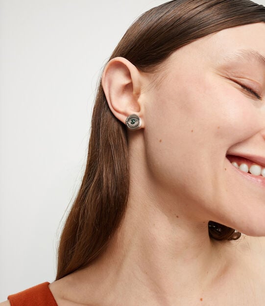 Pendientes de bot&oacute;n ba&ntilde;ados en plata con cristal facetado verde, Plateado, large