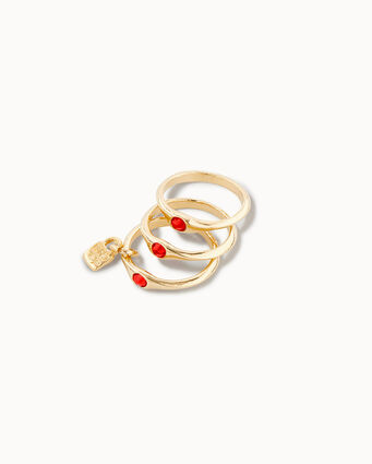 Anillo triple bañado en oro de 18k con cristales rojos.