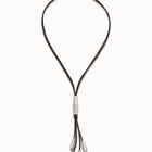 Collar de cuero largo de latigo con 2 t&uacute;bulos y 4 flecos con gotas ba&ntilde;ado en plata de ley