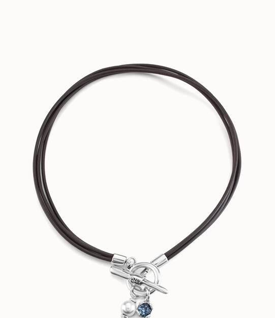 Collar de cuero con cierre central con charm de perla y cristal.