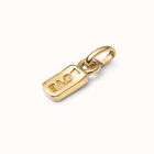 Charm  ba&ntilde;ado en oro 18k con palabra love