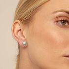 Piercing ba&ntilde;ado en plata de ley y un cristal azul