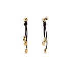 Pendientes largos con cuero y gotas ba&ntilde;adas en oro