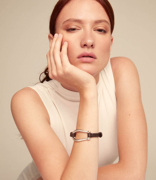 Pulsera de cuero y eslab&oacute;n central grande ba&ntilde;ada en plata, Plateado, large