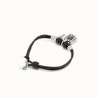 Pulsera ba&ntilde;ada en plata de ley con tiras de cuero y charms de candado y llave