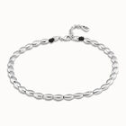 Collar de cuentas ovaladas ba&ntilde;adas en plata de ley.