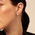 Stud earrings with pearl
