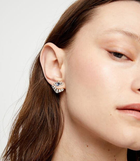 Pendientes bañados en plata en forma de ojo con pestañas y cristal facetado azul