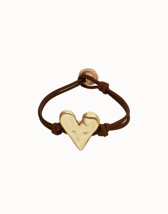 Pulsera de cuero marr&oacute;n con detalle de coraz&oacute;n ba&ntilde;ado en oro 18k