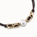 Collar corto con 4 tiras de cuero con eslabones ba&ntilde;ado en oro de 18k y perla en el centro