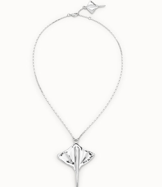Silver-plated short chain pendant with manta ray