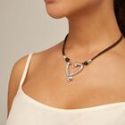 Short leather necklace with a heart