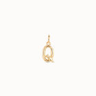 Charm ba&ntilde;ado en oro de 18k de letra Q mediana