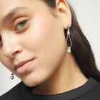 Aretes largos de cuero con detalle de esfera ba&ntilde;ado en plata de ley
