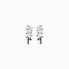 Elongated earrings with an irregular shape