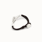Pulsera ba&ntilde;ada en plata de ley con tiras de cuero y forma de coraz&oacute;n clavado