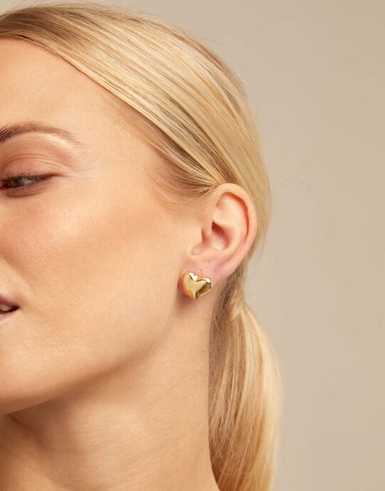 Aretes ba&ntilde;ados en oro de 18k con forma de coraz&oacute;n mediano, Dorado, large