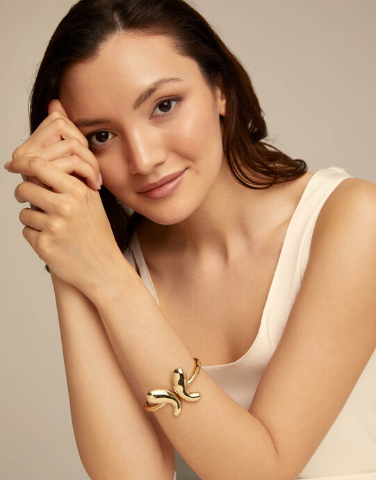 Pulsera r&iacute;gida ba&ntilde;ada en oro de 18k con dise&ntilde;o abierto y una mariposa central, Dorado, large