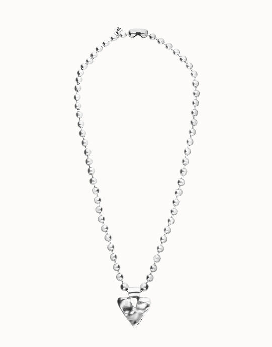 Collar largo con bolas ba&ntilde;ado en plata y detalle de coraz&oacute;n