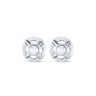 Stud earrings with pearl