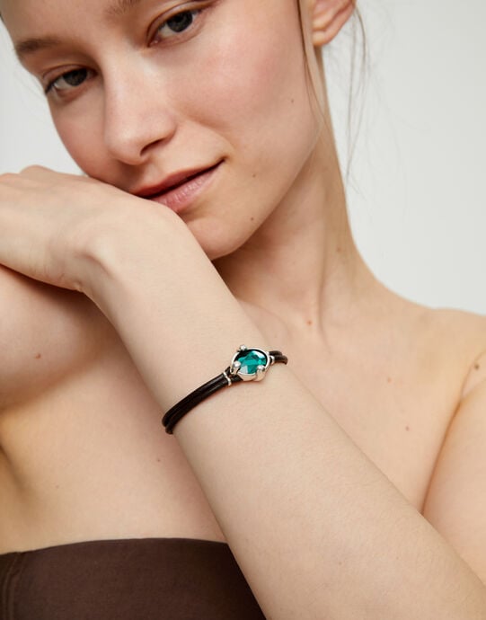 Pulsera de cuero y ba&ntilde;o en plata con cristal facetado ovalado verde, Plateado, large