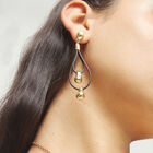 Aretes largos de cuero con detalle de esfera ba&ntilde;ado en oro 18k