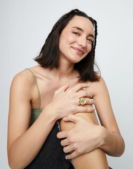 Eye-shaped signet ring with faceted green crystal, Golden, large
