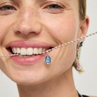 Charm placcato argento a forma di goccia con cristallo sfaccettato blu