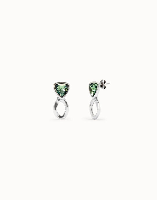Aretes ba&ntilde;ados en plata de ley con cristales triangulares verdes
