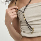 Collier long en cuir avec spirale dor&eacute;e