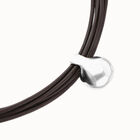 Collar de cuero con esfera grande ba&ntilde;ada en plata de ley