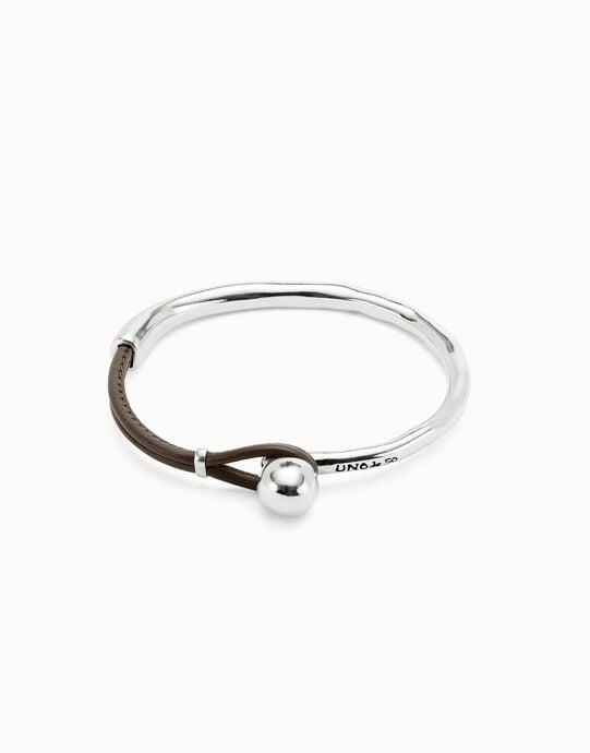 Pulsera semir&iacute;gida ba&ntilde;ada en plata de ley con cuero de color marr&oacute;n