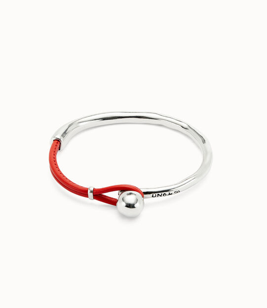 Pulsera semirígida bañada en plata de ley con cuero de color coral