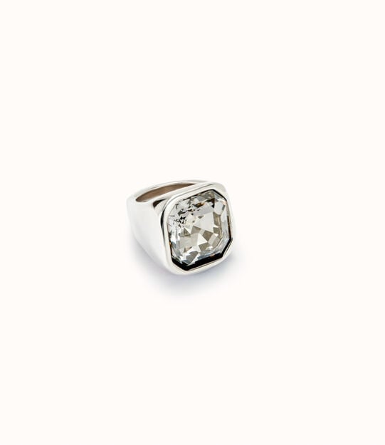 Anillo bañado en plata de ley acabado en forma cuadrada y cristal blanco