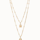 Colgante de oro con 2 cadenas y charms de llave y candado