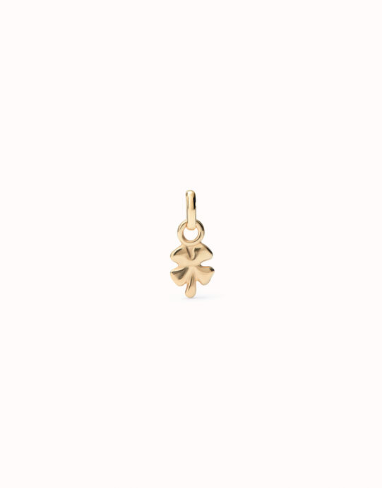 Charm  ba&ntilde;ado en oro 18k con forma de trebol.